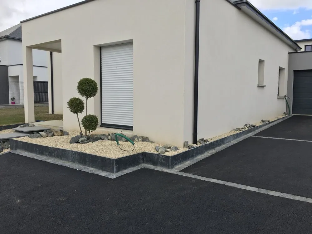 Aménagement d'une cour extérieure en enrobé à Lamballe