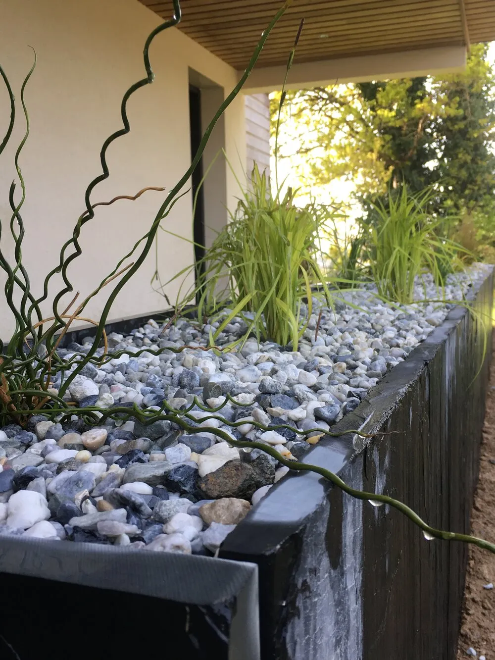 Aménagement d'une jardinière avec plantations et paillage minéral à Pontivy