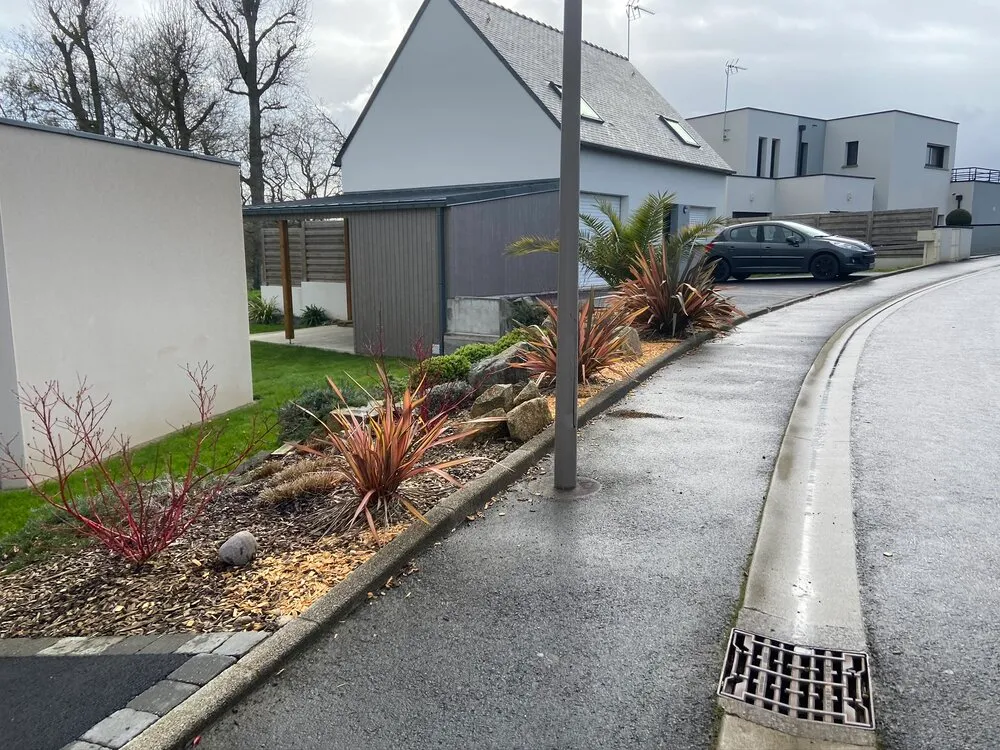 Aménagement d'un parterre avec plantations à Lamballe