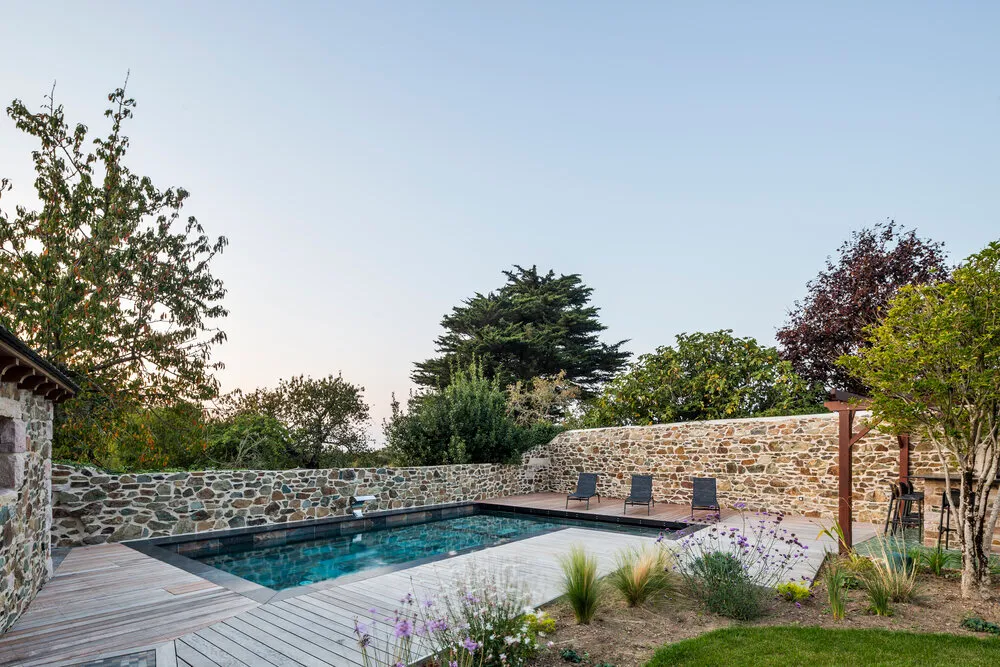Création d'une terrasse extérieure en bois autour d'une piscine à Planguenoual