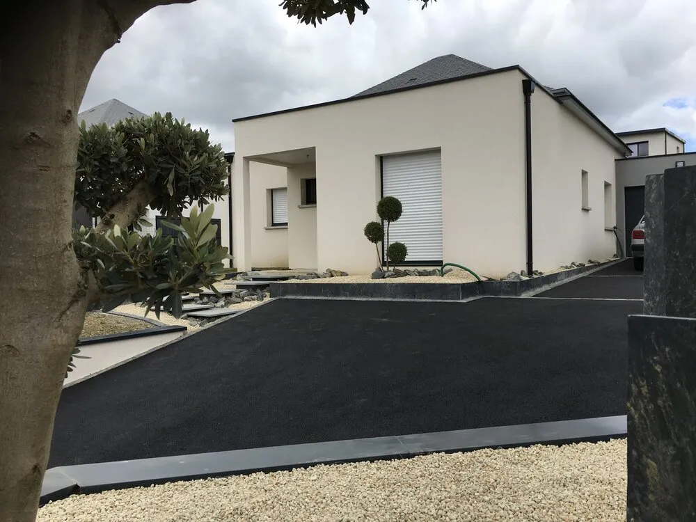 Création d'une cour extérieure en enrobé à Lamballe