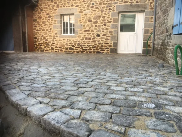 Création d'une cour pavée à Lamballe