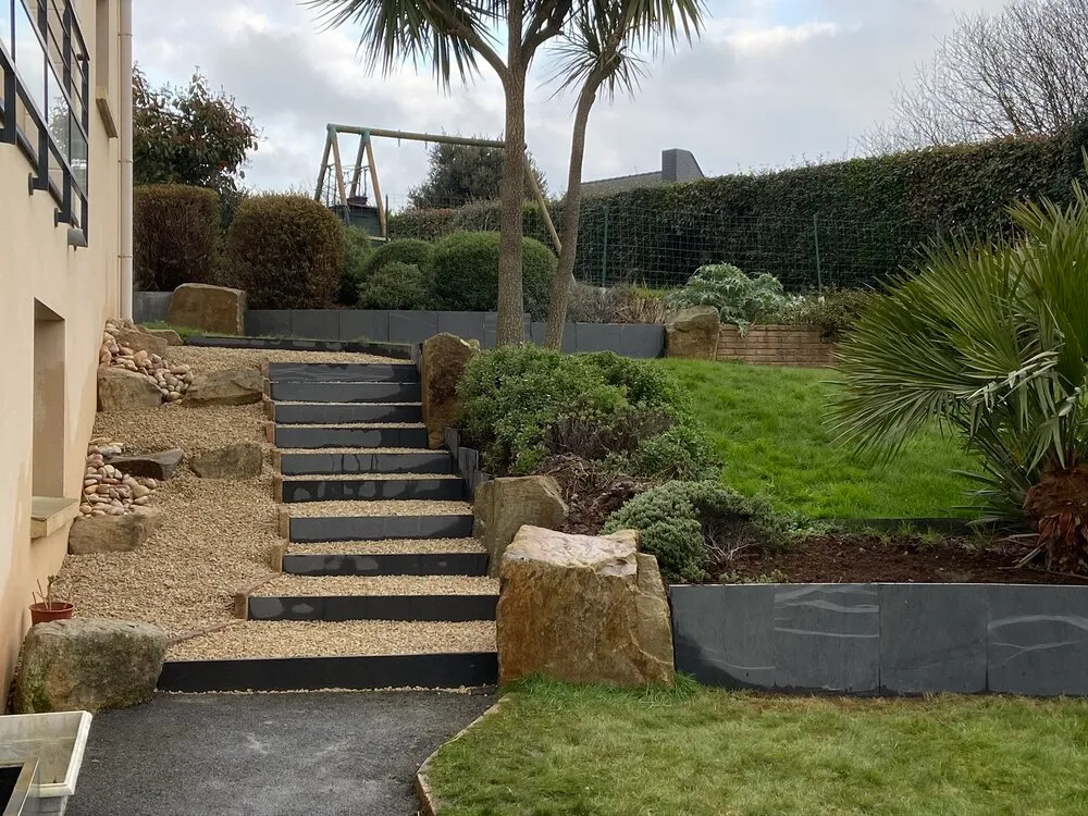 Création d'un escalier de jardin en ardoises et graviers à Plérin
