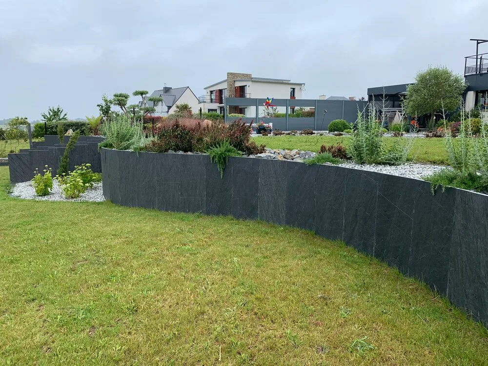 Création d'une retenue de sol dans un jardin à Pléneuf-Val-André Création d'une retenue de sol dans un jardin à Pléneuf-Val-André