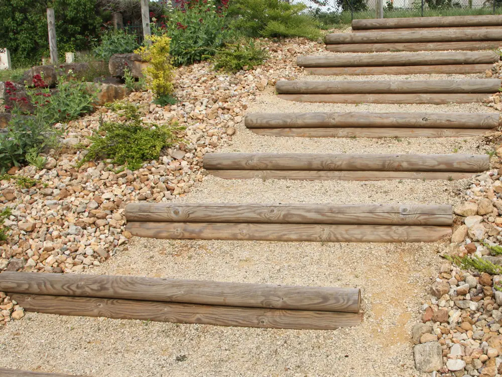 Escalier en bois naturel dans un espace vert