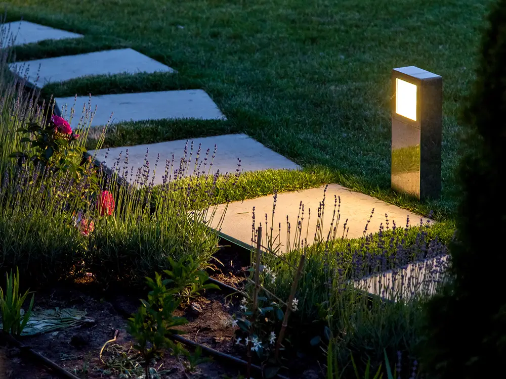 Installation d'éclairage paysager dans un jardin