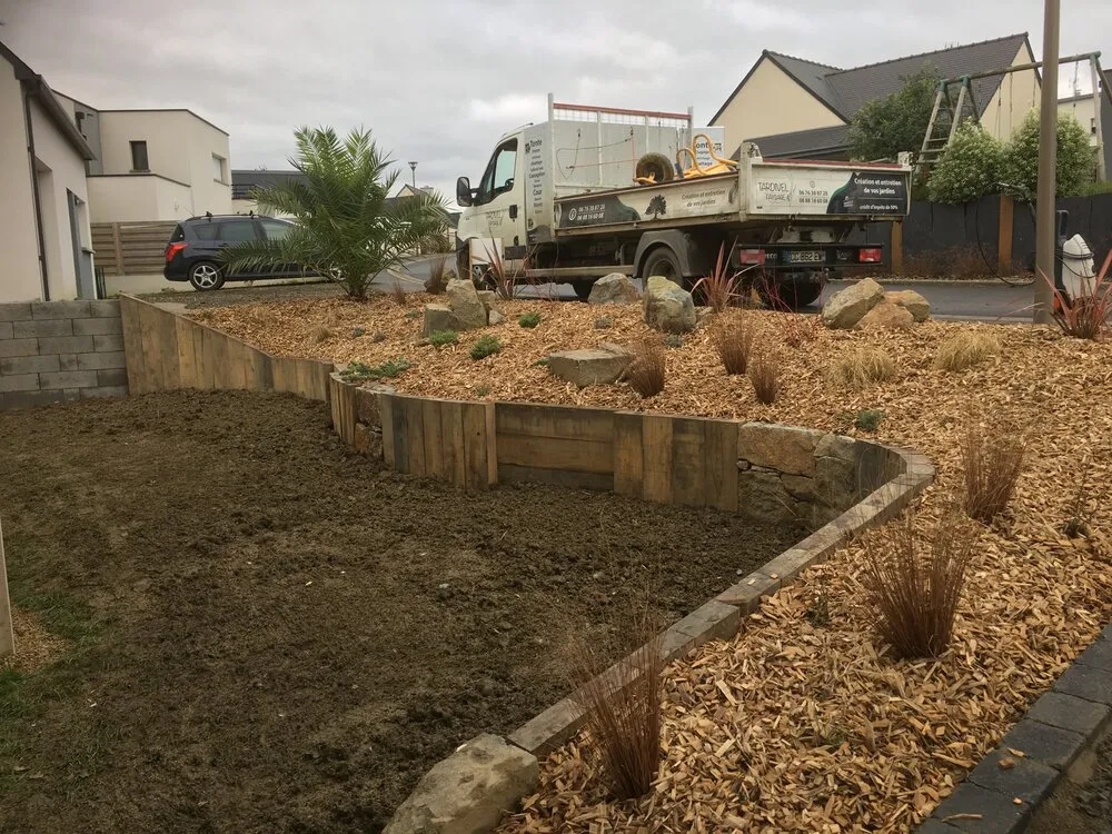 Réalisation d'un massif de plantations avec paillage bois à Lamballe