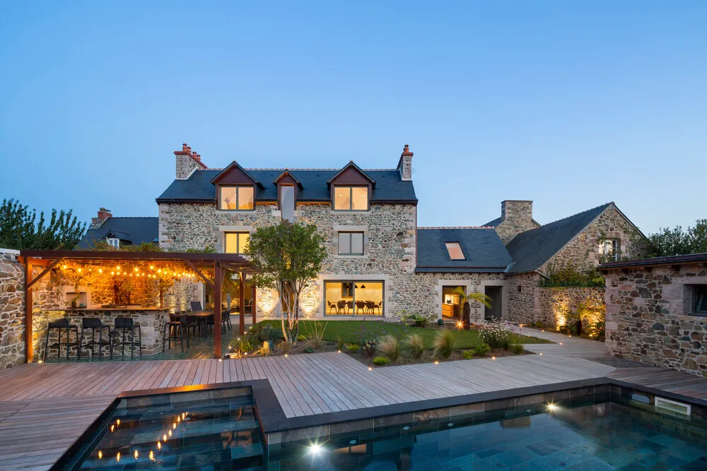 Création d'une terrasse de piscine extérieure à Planguenoual